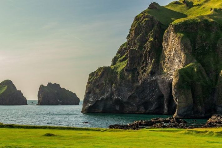 Formação rochosa em ilha da Islândia impressiona por semelhança com elefante gigante - Hector John Periquin/Unsplash