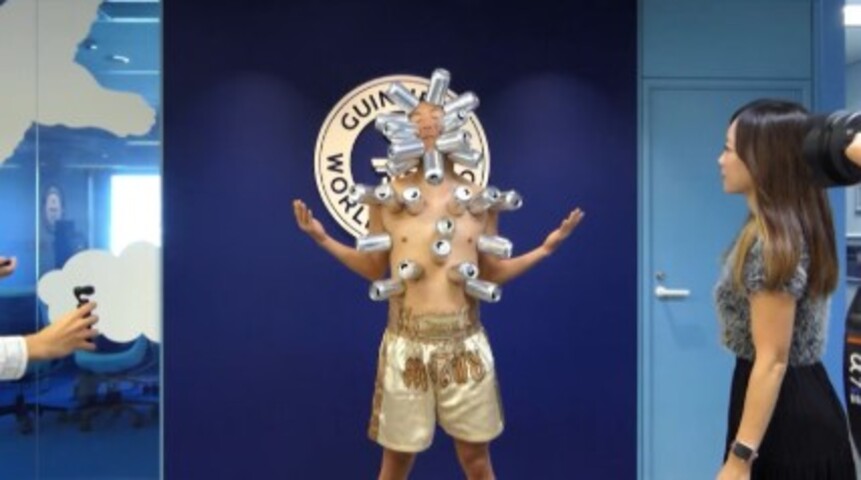 No Japão, Shunichi Kanno grudou 25 latinhas no corpo apenas com a sucção de ar. Sem cola ou truques, o feito chamou atenção pela técnica e resistência física. 