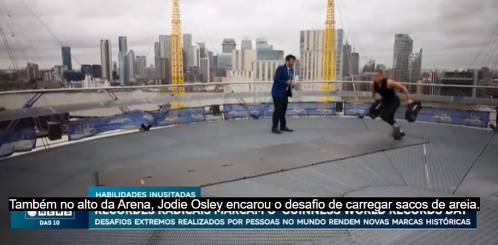 Ainda no Reino Unido, Jodie Ounsley encarou o desafio de carregar sacos de areia. Ela tinha apenas 1 minutos para mover o maior peso possível e entregou 360 quilos. Assim, superou com folga o mínimo exigido e festejou ao fim do desafio.