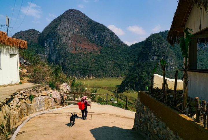 A estrada nasceu da necessidade urgente de levar água das montanhas para as plantações e conectar vilas isoladas.