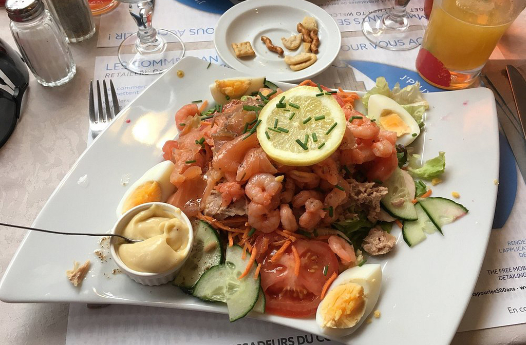 O Canal da Mancha atrai turistas interessados em história, paisagens e esportes aquáticos, sendo as falésias de Dover um legítimo cartão postal da Inglaterra. Do lado francês, cidades como Calais e Le Havre oferecem cultura e gastronomia, enquanto cruzeiros e passeios de barco são populares. O turismo fortalece a economia local e promove intercâmbio cultural.