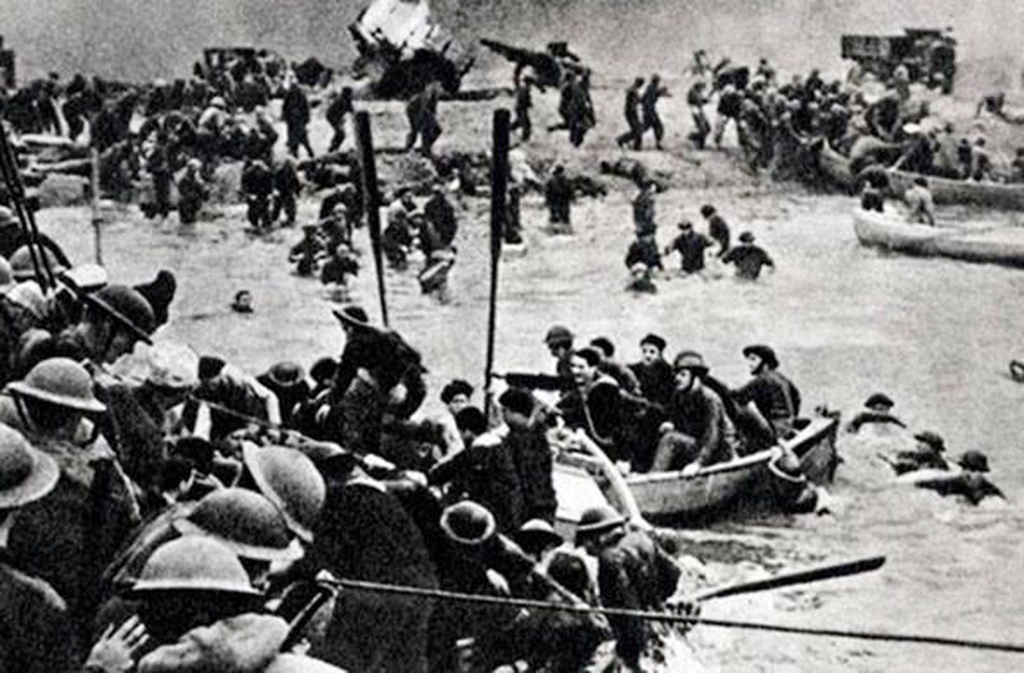 Em 1940, milhares de soldados aliados foram evacuados de Dunquerque pelo Canal da Mancha em uma operação intitulada “Dynamo” e que envolveu centenas de embarcações civis e militares. Apesar das dificuldades, salvou grande parte das tropas. O episódio tornou-se símbolo de coragem e solidariedade. É lembrado como momento crucial da guerra.