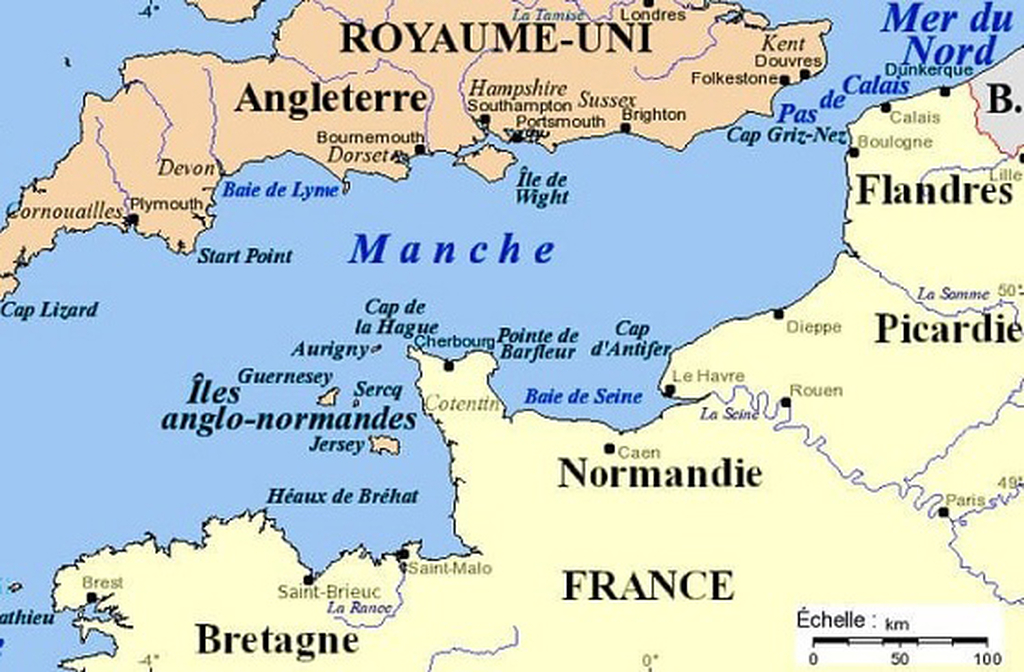 Sua extensão é de aproximadamente 563 quilômetros, com largura variável entre 34 quilômetros no Estreito de Dover e 240 quilômetros na parte mais ampla. O curioso é que o nome “Manche” em francês significa “manga”, referência à sua forma alongada, e não “mancha” como traduzido em português e espanhol.