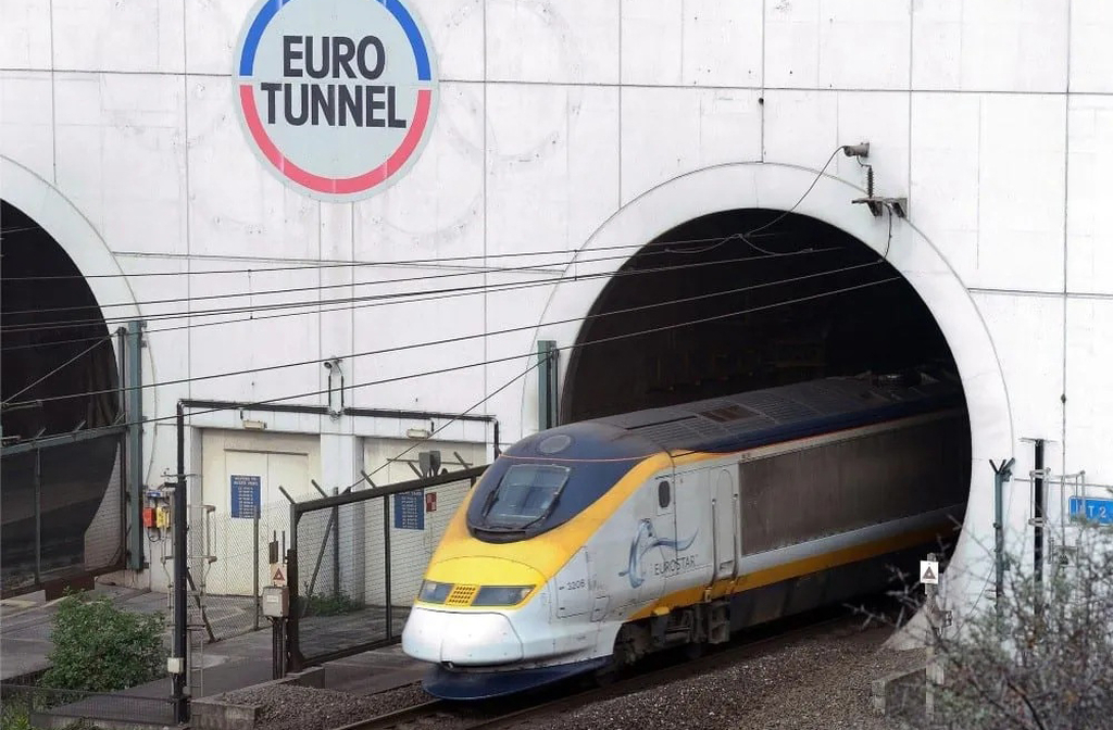 O Eurotúnel, inaugurado em 1994, é uma das maiores obras de engenharia moderna. Com 37,9 quilômetros de extensão, é um marco da integração no Velho Continente. Afinal, conecta Folkestone, na Inglaterra, a Calais, na França, passando sob o Canal da Mancha. É usado por trens de passageiros e de carga, permitindo travessias rápidas e seguras, e reduzindo o tempo de deslocamento entre os destinos.