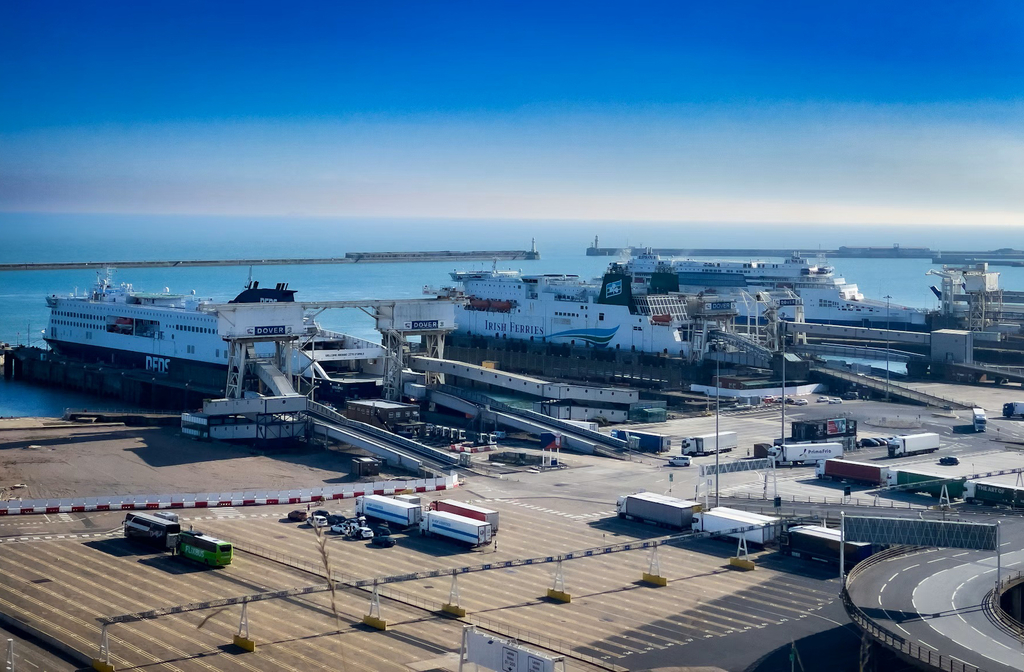 O Canal da Mancha é uma das rotas marítimas mais movimentadas do mundo, com centenas de navios em atividade diariamente. Serve como corredor vital para o comércio europeu, conectando portos dos dois países. O tráfego inclui navios de carga, balsas e embarcações de pesca. A navegação, aliás, exige controle rigoroso devido às correntes fortes e à intensa neblina. 