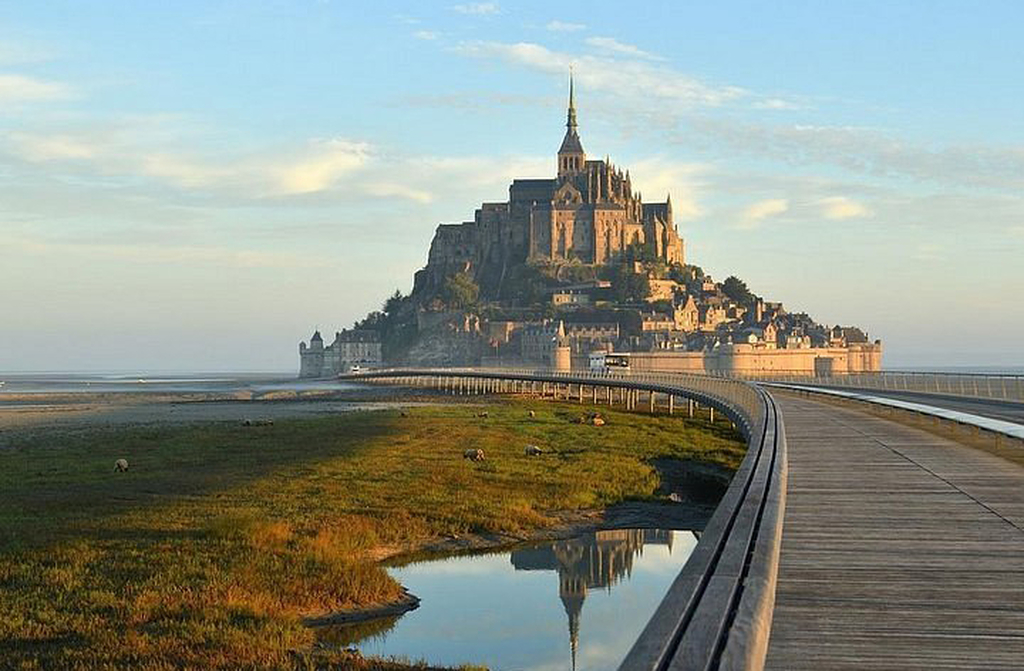 O Monte passou por diversas restaurações ao longo dos séculos. A mais recente, concluída em 2015, removeu o antigo dique-estrada e restaurou o caráter insular do local. A manutenção constante é essencial para preservar sua estrutura diante da erosão e do turismo intenso.