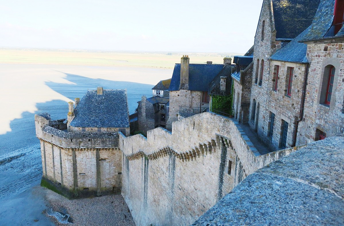 Durante a Guerra dos Cem Anos, Monte Saint-Michel resistiu a repetidos cercos ingleses. Suas muralhas e localização estratégica o tornaram praticamente impenetrável. Tornou-se, assim, um símbolo de resistência francesa. Até hoje, é um dos poucos lugares da Normandia que nunca caiu nas mãos dos ingleses.