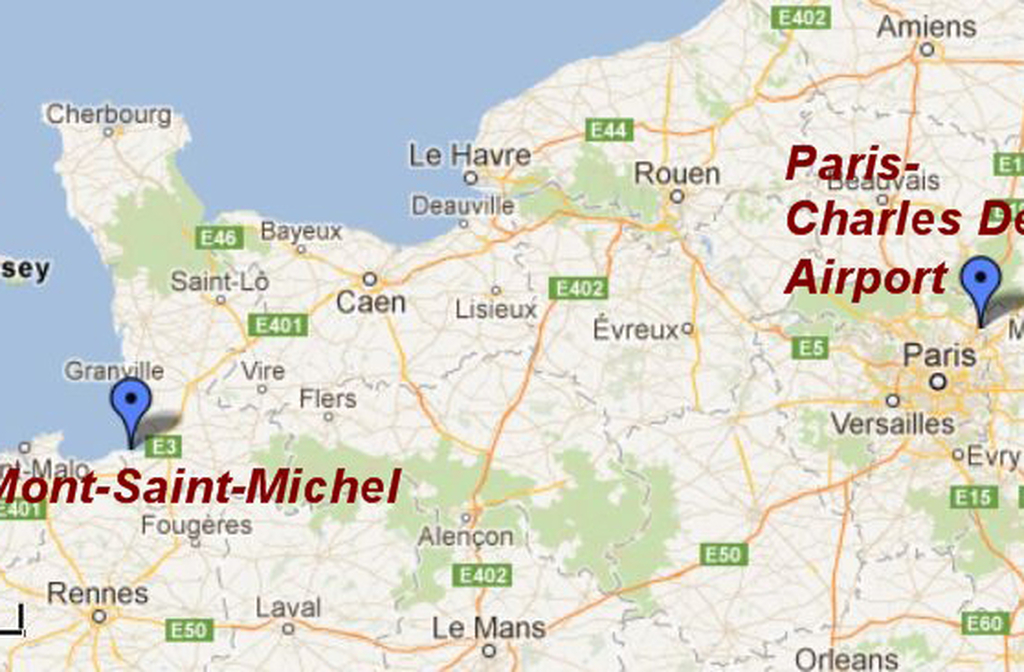 O Monte Saint-Michel fica a cerca de 360 quilômetros de Paris. É possível chegar de trem até Pontorson e depois pegar um ônibus. Também há excursões saindo da capital. Desde 2014, uma passarela elevada permite o acesso a pé, de bicicleta ou com ônibus especiais, mesmo durante a maré alta.