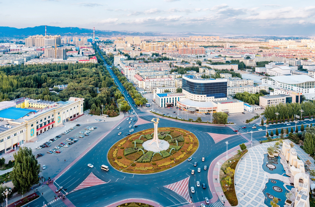 O idioma mongol é oficial em ambos os territórios, mas na Mongólia Interior o mandarim ocupa posição prioritária nas instituições formais. Isso reflete a influência chinesa sobre a região, enquanto a Mongólia independente mantém o mongol como símbolo de identidade nacional.