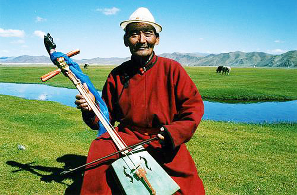 Ambas preservam tradições mongólicas, como festivais, música e práticas nômades. No entanto, na Mongólia Interior há forte presença da cultura Han, que influencia a educação, a arquitetura e o estilo de vida urbano. A Mongólia independente, por sua vez, busca fortalecer sua identidade própria.