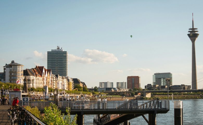 Já Düsseldorf é a capital do estado da Renânia do Norte-Vestfália, conhecida como a cidade da moda e da publicidade na Alemanha.  