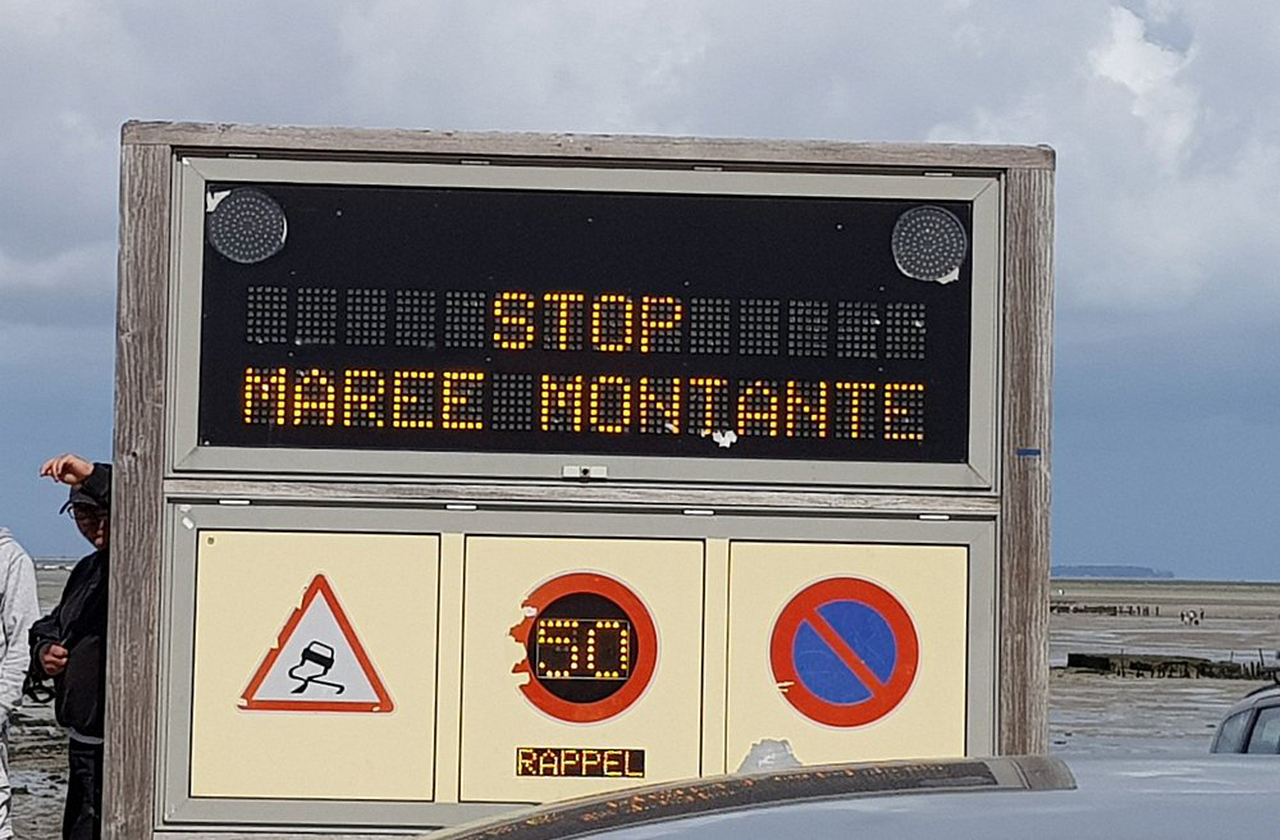 A estrada é monitorada por autoridades locais. Sinalizações, painéis eletrônicos e guias informam sobre os horários das marés. A segurança é prioridade, mas a responsabilidade recai sobre cada viajante. O respeito às regras é essencial.