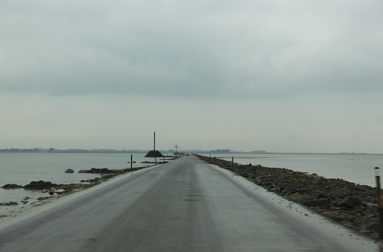 A estrada tem cerca de 4,5 quilômetros de extensão, atravessando o Atlântico em uma faixa arenosa e pavimentada. Sua superfície é marcada por pedras e areia compactada, lembrando que foi moldada tanto pelo homem quanto pela força das marés. O percurso é estreito e exige atenção, pois não há acostamento ou proteção lateral. 