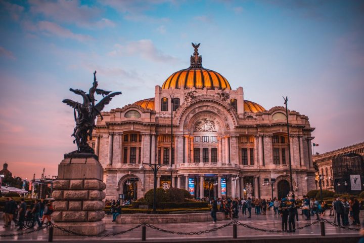 Culturalmente, a Cidade do México é repleta de sítios arqueológicos, museus, e conta com uma vibrante cena gastronômica e noturna. Em anos recentes, a metrópole também tem sido um centro financeiro e de inovação. 