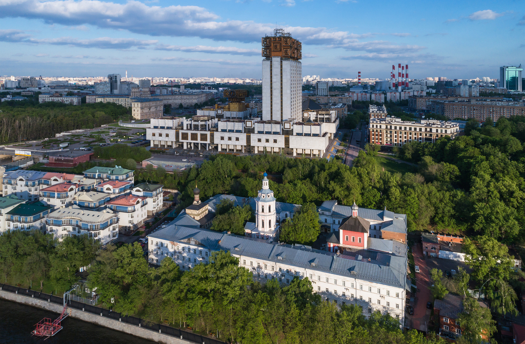 A pesquisa envolveu especialistas do Instituto de Arqueologia da Academia Russa de Ciências e do Instituto B. Dzhamgerchinov. Juntos, eles mapearam áreas submersas do lago Issyk-Kul ao longo de 2025. A missão buscou compreender como um assentamento medieval floresceu e depois afundou. Ciência, tecnologia e história de mãos dadas em uma investigação sem precedentes.