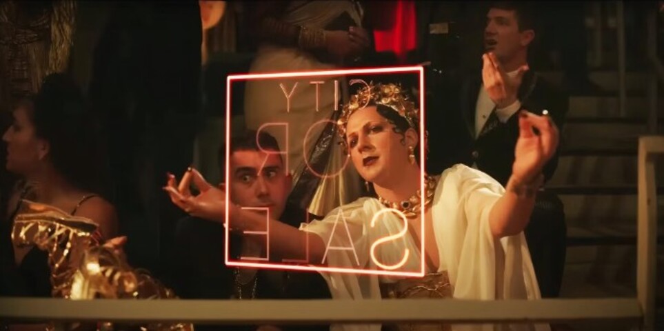 Megalópolis estreou em 2024 com orçamento bem superior a 100 milhões de dólares, financiado em grande parte por Coppola. Apesar da carreira consagrada do diretor, o filme foi mal recebido pela crítica e fracassou nas bilheteiras. Ainda assim, conquistou uma base fiel de fãs que defendem o projeto. No Brasil, já está disponível para compra e aluguel digital.