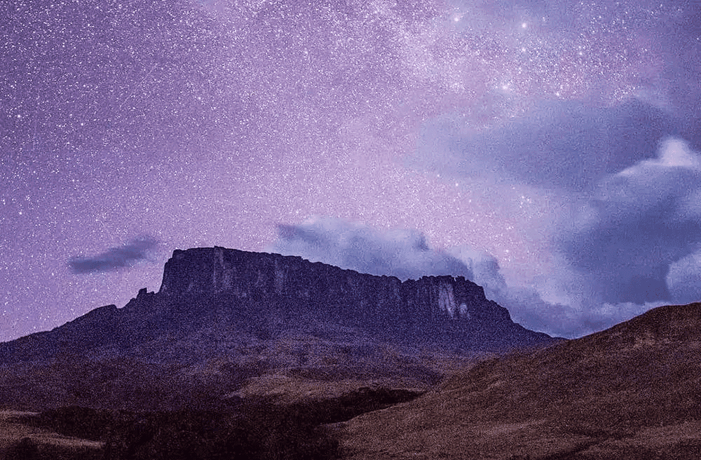À noite, o topo do monte revela um espetáculo celeste. Longe da poluição luminosa, o céu é cristalino. Constelações e a Via Láctea parecem ao alcance da mão. É uma experiência mística para quem acampa no cume.