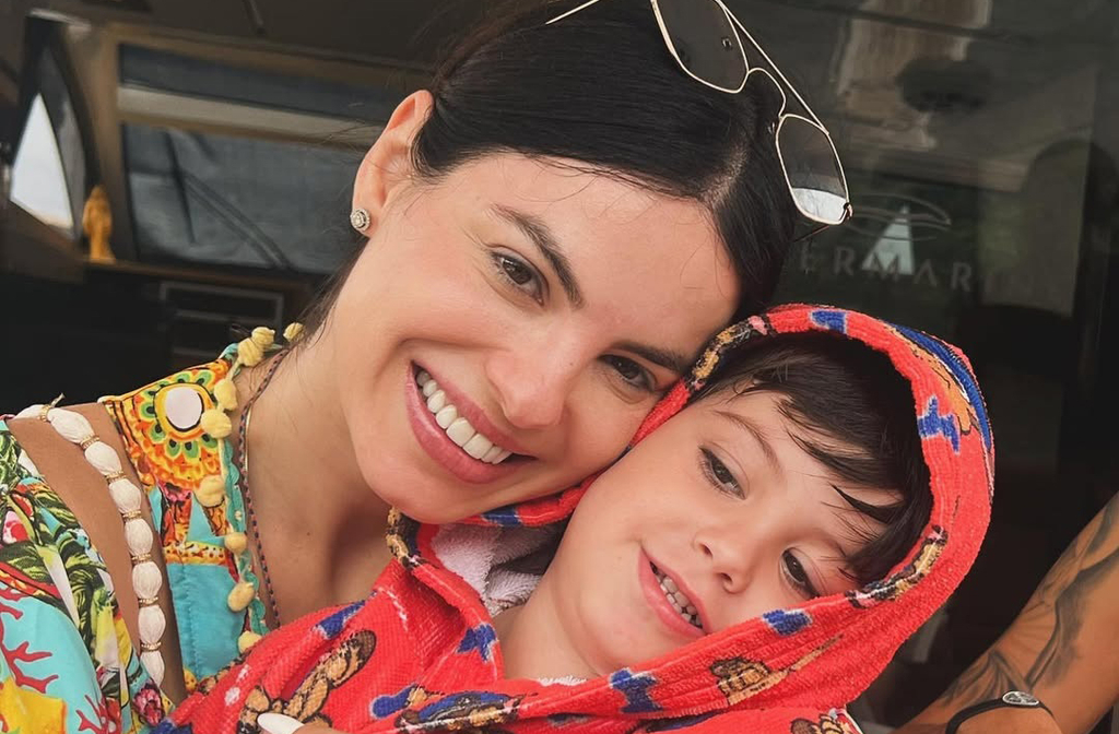 Ativa nas redes sociais, a atriz compartilha momentos da maternidade, bastidores de trabalho e reflexões pessoais. E lógico: os seguidores acompanham com carinho sua rotina. Ela valoriza a troca com o público e responde mensagens com atenção. Além disso, usa as plataformas para se conectar de forma autêntica.