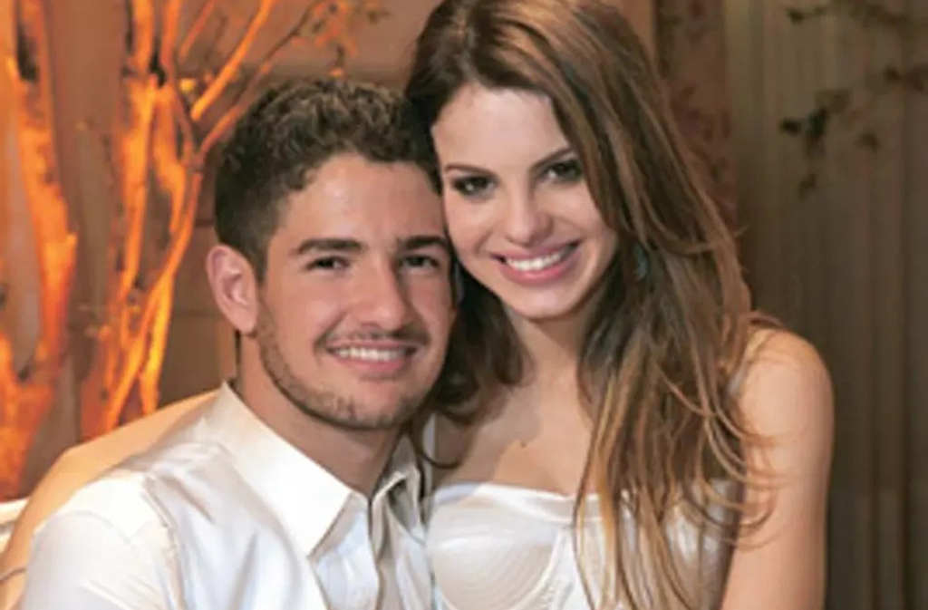 Em 2009, a atriz se casou com o jogador de futebol Alexandre Pato, em uma cerimônia luxuosa. O relacionamento, porém, durou pouco e terminou no ano seguinte. Após o divórcio, ela manteve discrição sobre sua vida. A experiência trouxe amadurecimento e foco na carreira. Hoje, ela compartilha momentos pessoais com mais leveza e autenticidade.