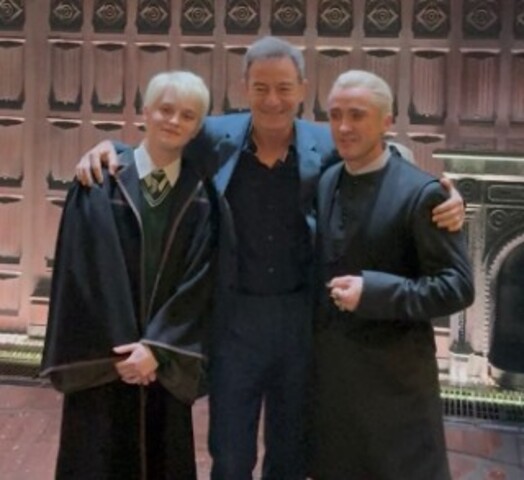 Na apresentação de domingo (16/11/2025), Isaacs acompanhou Felton e o ator que vive Scorpius Malfoy, celebrando a continuidade da família nos palcos. Isaacs, aliás, destacou a coragem e responsabilidade de Felton, que agradeceu chamando-o de “pai”. O público pôde ver abraços, e Felton claramente emocionado após a performance.