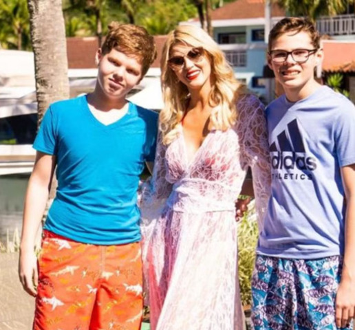 A comemoração ocorre em meio a um momento delicado para Val, diagnosticada com câncer de mama em agosto. Ela iniciou o tratamento com quimioterapia e já passou pela primeira sessão, que dura cerca de cinco horas.