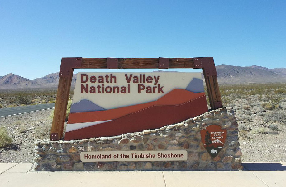 O Vale da Morte é um Parque Nacional desde 1994, garantindo proteção às suas paisagens únicas. A Racetrack Playa é uma das áreas mais monitoradas, para evitar danos humanos. Visitantes, aliás, são instruídos a não mover pedras ou pisar nos rastros. A preservação é essencial para manter o fenômeno intacto para futuras gerações, e o respeito ao ambiente é parte da experiência.
