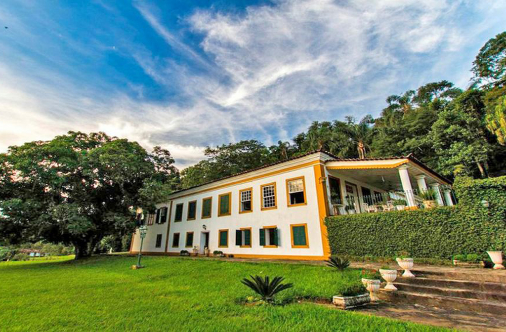 Fazendas históricas, trilhas ecológicas e experiências agropecuárias atraem visitantes. O turismo sustentável surge como alternativa de renda e valorização cultural. É uma oportunidade de diversificação econômica.