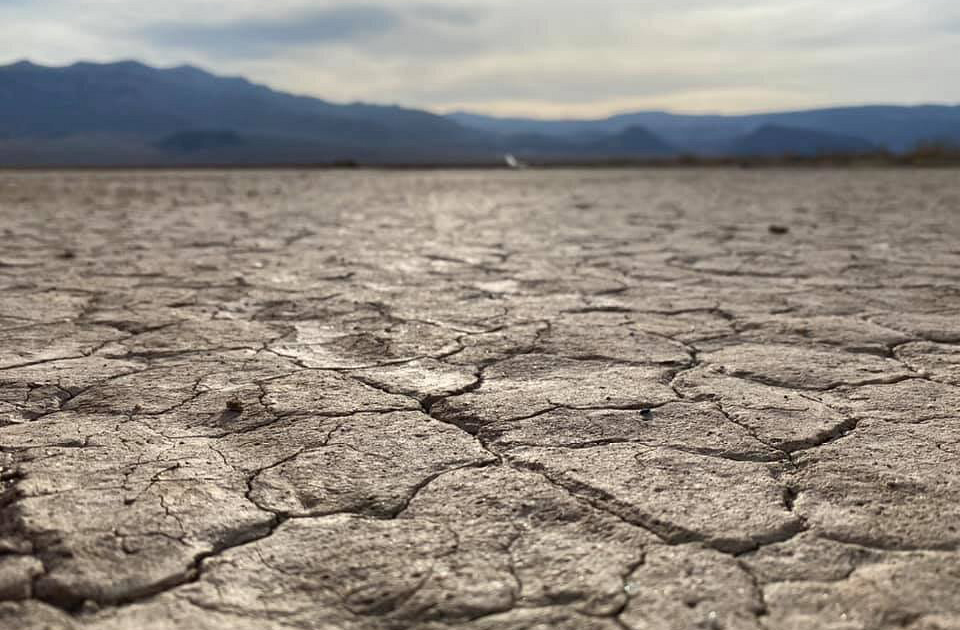 Durante a maior parte do ano, sua superfície é dura e rachada, lembrando um mosaico natural. É nesse cenário que ocorre o fenômeno das pedras deslizantes, que deixam longos sulcos no solo. A área é remota e de difícil acesso, exigindo veículos preparados para chegar até lá. Essa combinação de isolamento e mistério aumenta ainda mais o fascínio pelo local.