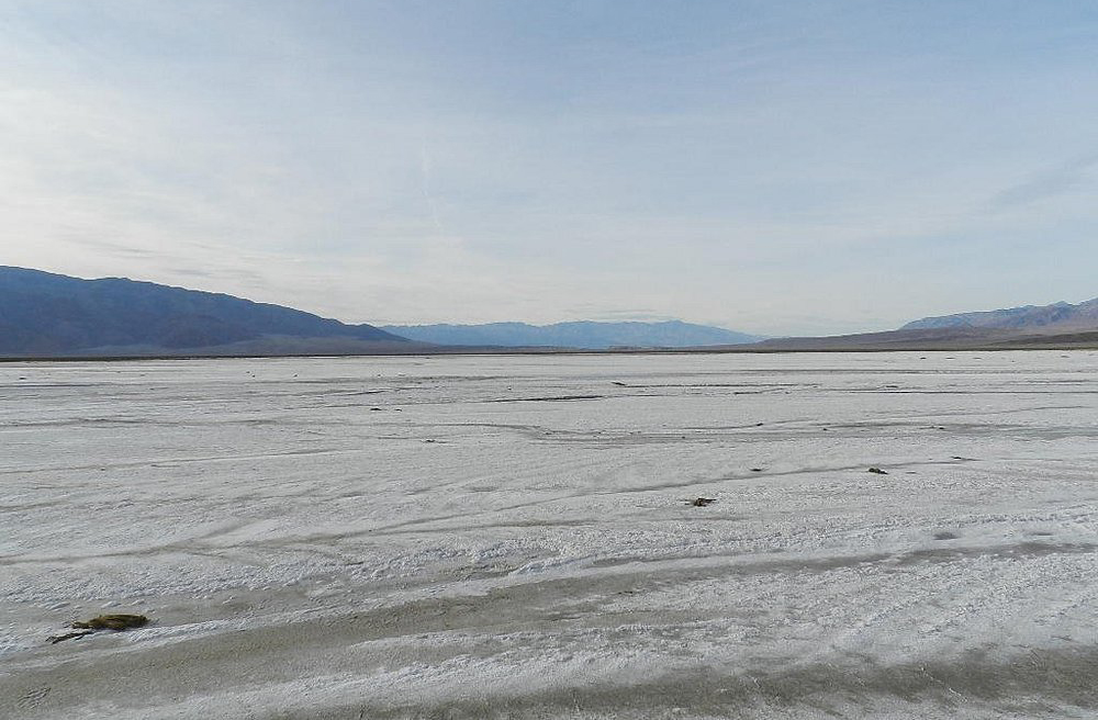 O gelo funciona como uma espécie de “patins” natural para as pedras, o motor do fenômeno. Quando placas de gelo se formam ao redor, o vento as deslocam com pouca força. Esse mecanismo foi confirmado em 2014, quando câmeras de alta resolução registraram o movimento em tempo real. As pedras se moveram apenas alguns centímetros por minuto, mas o suficiente para deixar rastros visíveis.