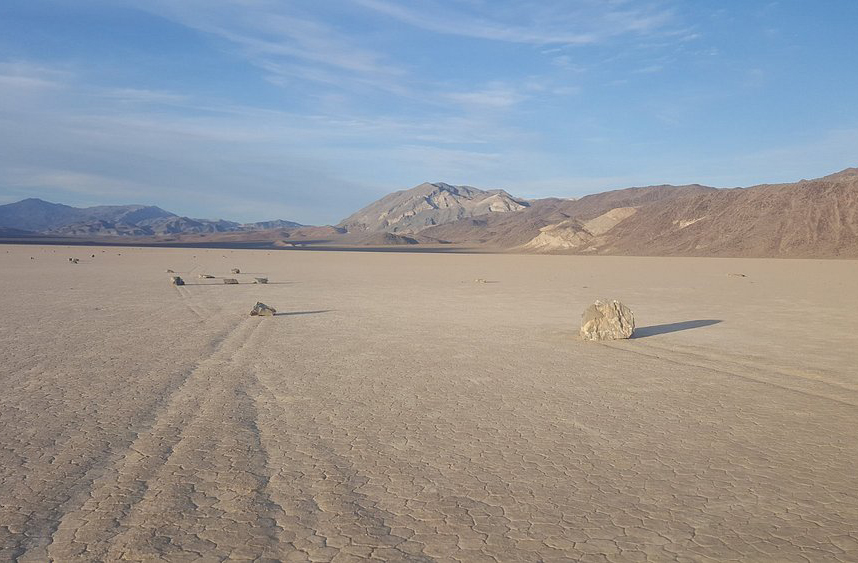O vento é o terceiro elemento-chave no mistério das pedras deslizantes. Sem ele, mesmo com água e gelo, elas permaneceriam imóveis. Ventos moderados, de cerca de 5 quilômetros por hora, já são suficientes para impulsionar as pedras sobre o solo úmido. O movimento é lento, quase imperceptível, mas contínuo. Tal combinação de forças naturais cria um espetáculo invisível que só revela seus traços depois.