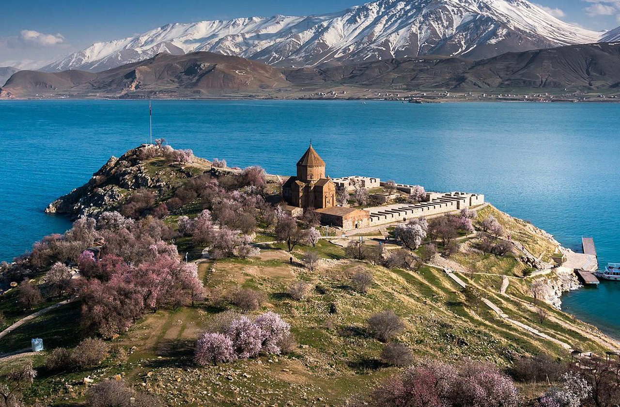 A Ilha de Akdamar, localizada no Lago Van, abriga a Igreja da Santa Cruz, construída no século 10 e decorada com relevos bíblicos. O local é cercado por lendas e histórias que enriquecem sua aura mística e espiritual. Hoje, a ilha é destino turístico e religioso, atraindo visitantes de todo o mundo. Assim, Akdamar se destaca como tesouro cultural e espiritual de Van.