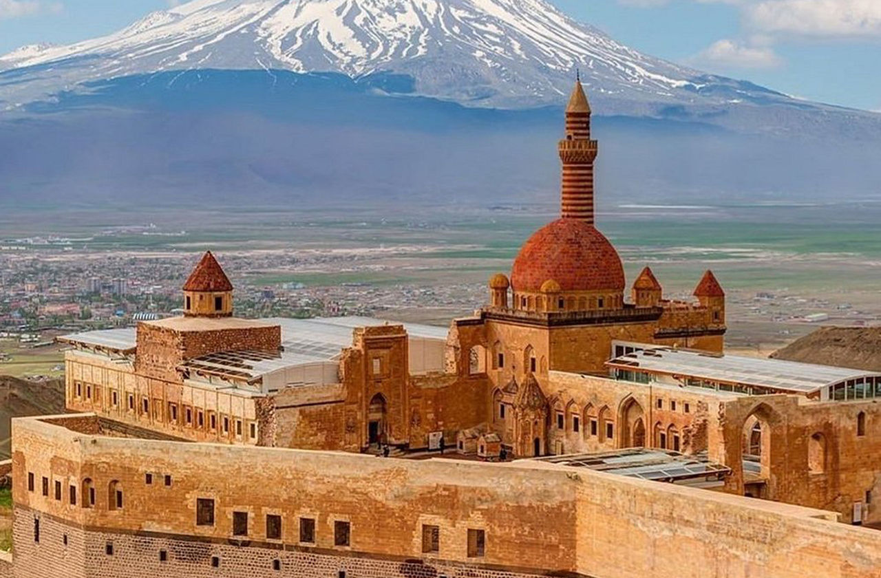 Van é marcada pela convivência de armênios, curdos e turcos, que juntos construíram uma identidade plural e rica. Essa diversidade, mesmo diante de desafios históricos, se manifesta em costumes, culinária e artes, formando mosaico cultural que fascina visitantes. Despedir-se de Van, portanto, é levar consigo a imagem de uma cidade múltipla e complexa, que ensina o valor da diversidade.