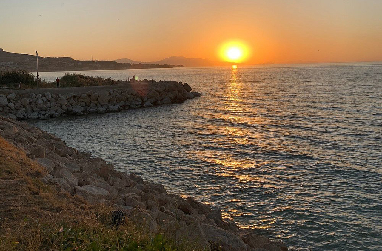 O Lago Van, maior da Turquia, é uma maravilha natural que molda a vida da cidade e de seus habitantes, funcionando como coração da região. Suas águas salgadas e alcalinas têm composição única que favorece espécies adaptadas, como o peixe intitulado “pérola de Van”. Ao redor do lago, vilarejos e sítios arqueológicos convivem com atividades turísticas, criando uma atmosfera entre natureza e história. 