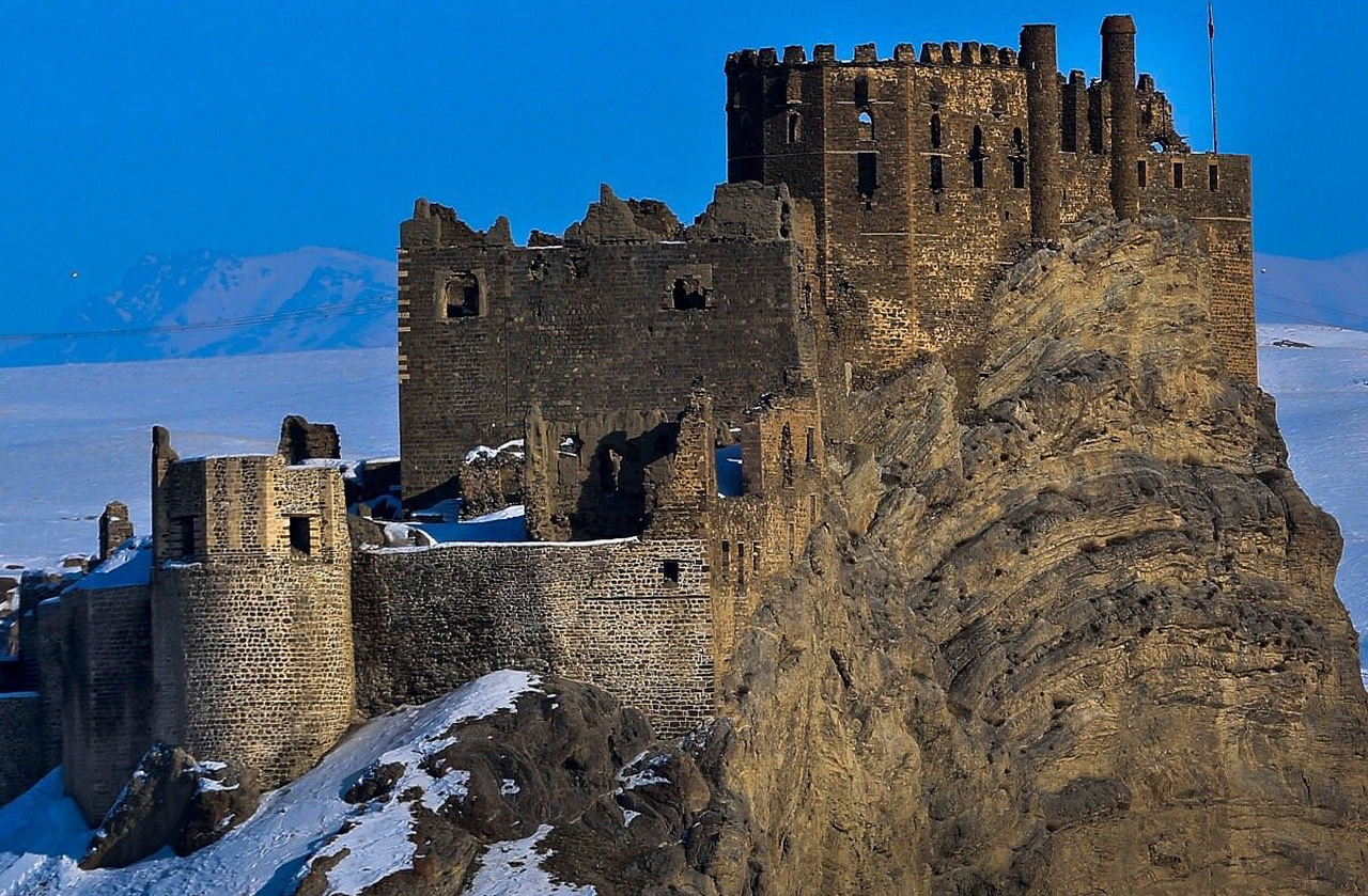 O Castelo de Van, construído no século 9 a.C., é uma das fortalezas impressionantes da Anatólia e guarda inscrições cuneiformes que revelam detalhes da antiga civilização. Suas muralhas resistem ao tempo e oferecem vistas panorâmicas do lago e da cidade, tornando-se ponto turístico essencial. O local permite que visitantes caminhem por espaços que já foram estratégicos para defesa e poder. 