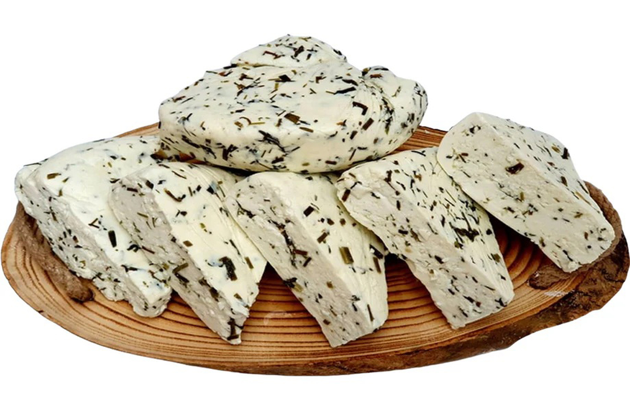 Van é famosa por seu queijo artesanal, preparado com leite de ovelha e ervas locais, resultando em sabor único e marcante que integra a culinária regional. Esse produto é parte essencial das refeições cotidianas e representa a relação entre os habitantes e a natureza que os cerca. Sua produção segue métodos tradicionais transmitidos de geração em geração, preservando, assim, identidade e memória cultural.