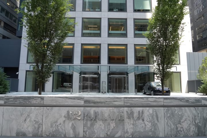 O prédio oferece uma lista extensa de amenidades dignas de hotel cinco estrelas que vão desde piscina coberta, passando por cinema privado e restaurante exclusivo. 