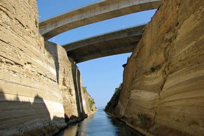 Canal de Corinto com 21 metros de largura é uma das passagens mais temidas do mundo | Panoramio - Natalia Semenova