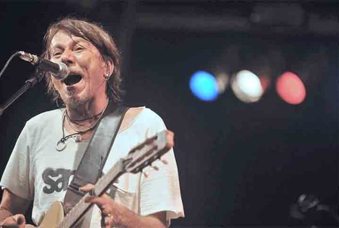 Lenine lança primeiro álbum autoral em uma década; relembre a trajetória do músico