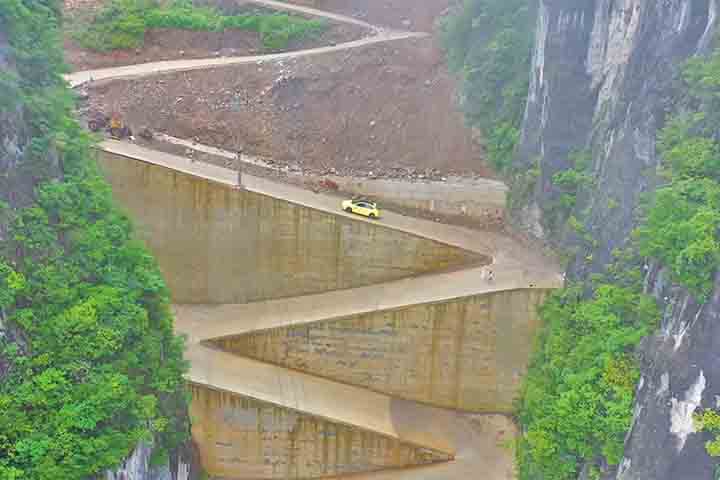 Chamada de Rodovia Lingpaishi, a estrada foi construída em forma de 