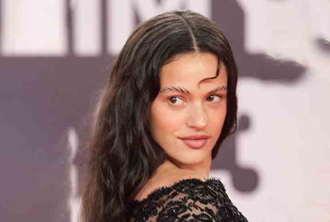 Cantora Rosalía promove ‘Lux’ no Cristo Redentor e compra disco de Elis Regina