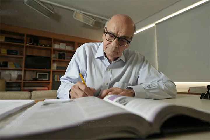 O “Fantástico”, da TV Globo, revelou como criminosos vêm se apropriando indevidamente da imagem de médicos, como Drauzio Varella, e outras personalidades públicas para dar aparência de legitimidade a anúncios fraudulentos nas redes sociais. 
-Reprodução de vídeo TV Globo