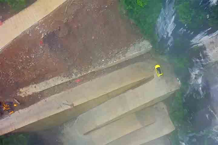 O traçado em zigue-zague permite vencer o desnível, mas obriga motoristas — mesmo os mais experientes — a terem que realizar manobras precisas. 