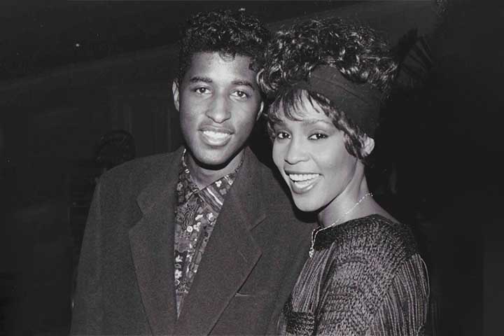 A partir dos anos 1990, Babyface tornou-se um dos nomes mais requisitados da música pop. Foi responsável por produzir “I’m Your Baby Tonight”, um dos grandes êxitos de Whitney Houston.
