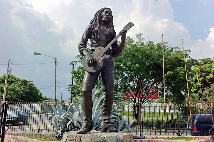 A cidade é reconhecida mundialmente como berço do reggae, e nenhum visitante passa por lá sem sentir a presença de Bob Marley, figura que transcendeu fronteiras e consolidou a Jamaica como referência global da música. 
