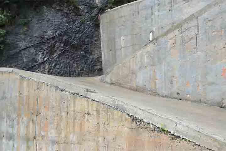 Vídeos registrados no trecho mostram moradores afirmando que a estrada é considerada uma das mais perigosas da região.