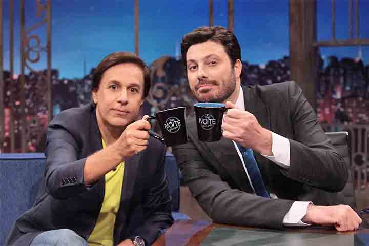 No fim de 2023, após 12 anos afastado da emissora, Tom Cavalcante retornou à Record para apresentar o especial “Família Record” e comandar o game show “Acerte ou Caia!”, formato inspirado na Roleta Russa e que já havia sido exibido anteriormente pelo canal, marcando mais um capítulo em sua longa trajetória na televisão brasileira.
