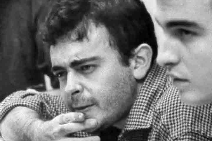 Glauber Rocha nasceu em 14 de março de 1939, em Vitória da Conquista, no interior da Bahia, e construiu uma trajetória que o tornaria um dos nomes centrais da história do cinema brasileiro. 
