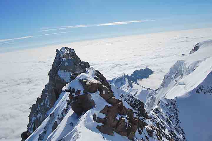 Dufourspitze (4.634 m) - Maior pico da Suíça e segundo mais alto dos Alpes, integra o maciço Monte Rosa e impressiona pela sua altitude e pela paisagem glaciar intensa. Situado na fronteira ítalo-suíça, é conhecido por suas condições extremas e por expedições que exigem alto nível de preparo físico e técnico.
