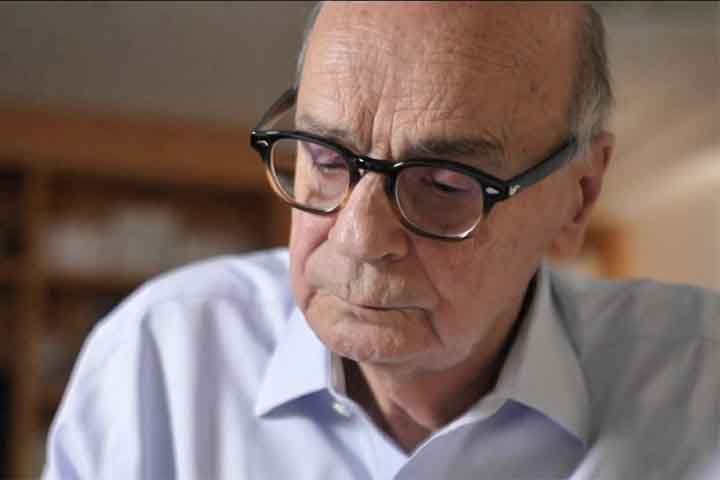 Paralelamente à medicina e à comunicação, Drauzio Varella construiu uma sólida carreira como escritor. Em 1999, lançou “Estação Carandiru”, livro em que relata sua experiência como médico no presídio, obra que se tornou best-seller, venceu o Prêmio Jabuti de não ficção em 2000 e foi adaptada para o cinema em 2003, sob direção de Hector Babenco. 
