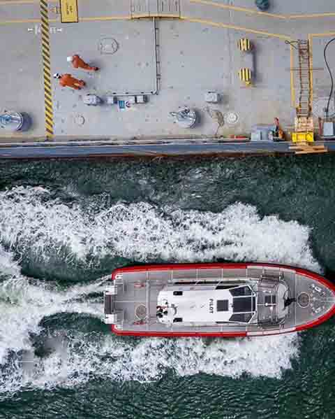 Ela consiste no trabalho dos práticos, que são profissionais altamente especializados responsáveis por orientar o comandante de navios durante manobras de entrada, saída e tráfego em áreas restritas, como portos, canais, rios e barras. 
